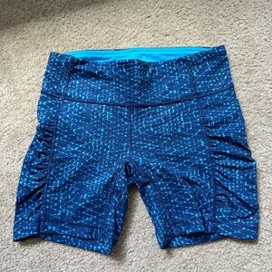 Lululemon ruched bike shorts in blue pattern, 6” inseam.